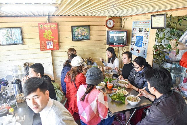 The Nostalgic Pho Restaurant of an 80-year-old Woman in Da Lat