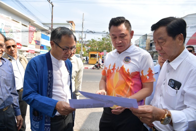Ambassador Phan Chi Thanh and Udon Thani Mayor Thanadorn Phuttharaksa visit the construction site. Photo: NDO