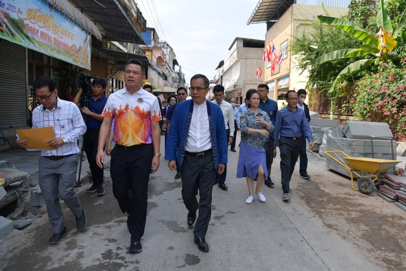 Vietnamese Ambassador to Thailand Phan Chi Thanh inspects the Vietnam Street project in Udon Thani province. Photo: NDO