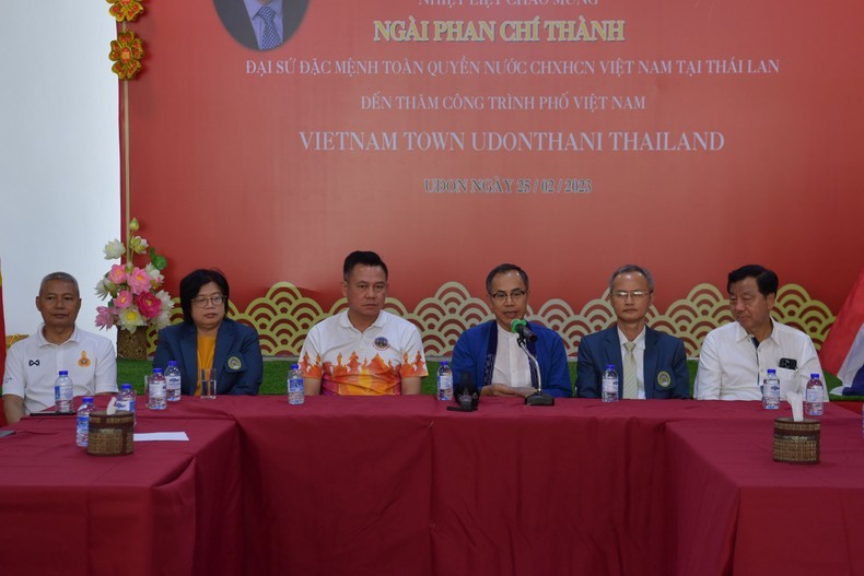 At the working session between Ambassador Phan Chi Thanh and Udon Thani Mayor Thanadorn Phuttharaksa. Photo: NDO