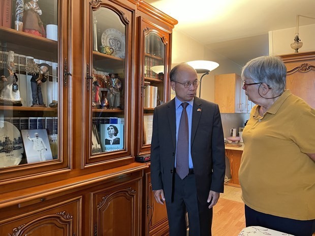 Vietnamese Ambassador to France Dinh Toan Thang on September 2 visited the family of French communist Raymonde Dien - a symbol of the fight against the war by French colonialists in Vietnam, who passed away on August 19 at the age of 93. Photo: VNA