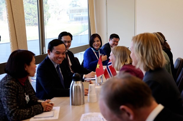 Deputy PM Meets Foreign Officials, Vietnamese Expats in Switzerland