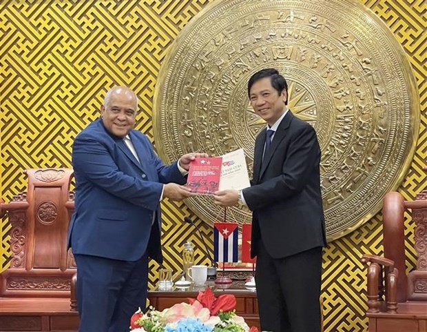 Cuban Ambassador to Vietnam Orlando Nicolás Hernández Guillén (L) presents gift to a leader of Quang Tri province. Photo: VNA