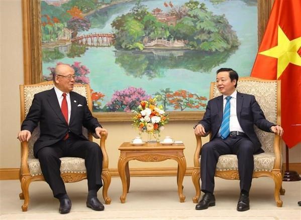 Deputy Prime Minister Tran Hong Ha (R) meets Special Advisor of the Japan-Vietnam Friendship Alliance Takebe Tsutomu. Photo: VNA