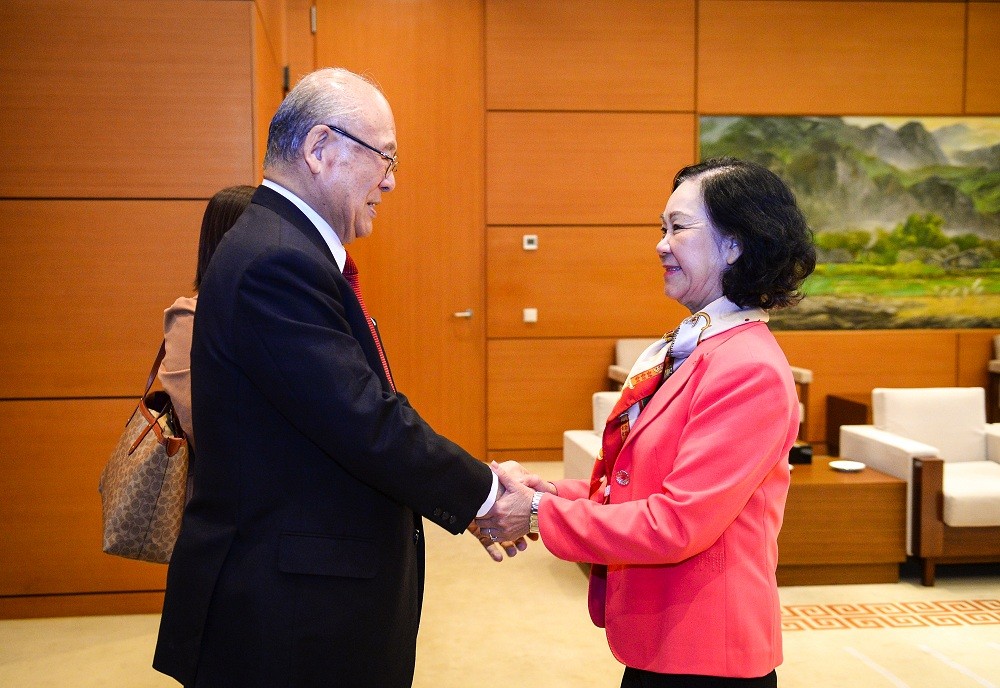 Politburo member, Secretary of the CPV Central Committee and Chairwoman of its Organisation Commission Truong Thi Mai receives Takebe Tsutomu, Special Advisor to the Japan - Vietnam Friendship Parliamentary Alliance. Source: quochoi.vn
