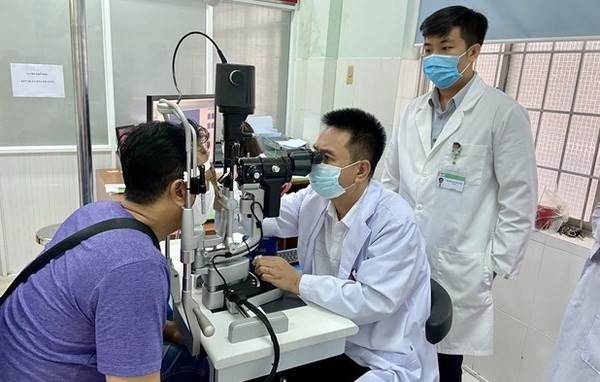 Doctor Nguyen Viet Giap gives eye check-up to a patent. Photo: baobariavungtau.com.vn