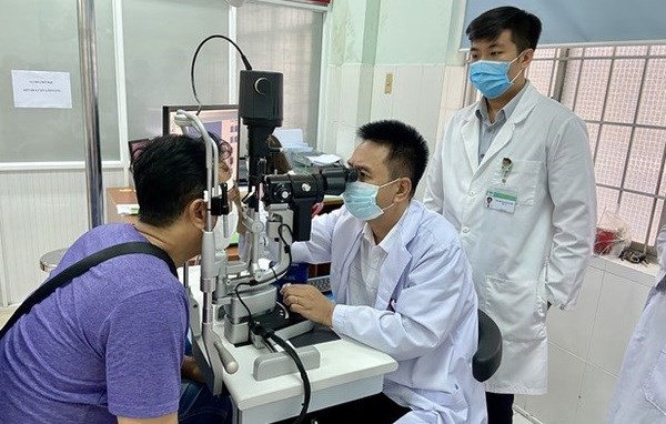 vietnamese doctor receives apao blindness prevention award