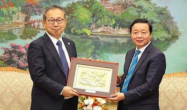 Deputy Prime Minister Tran Hong Ha (R) presents a souvenir to Deputy Prime Minister Tran Hong Ha (Photo: VNA)