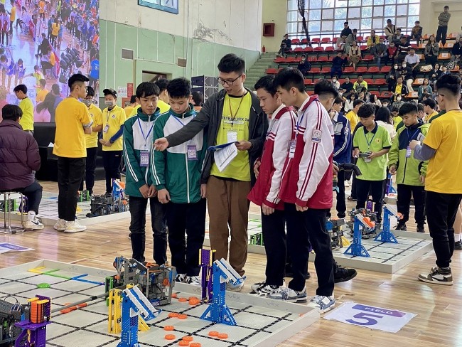 english papers in vietnam Vietnamese Students To Compete At VEX Robotics World Championship