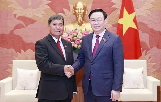Chairman of the Vietnamese National Assembly (NA) Vuong Dinh Hue and Lao NA Vice Chairman Khambay Damlath at the meeting. Photo: VNA