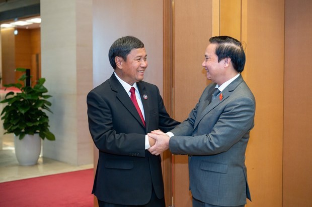 NA Vice Chairman Nguyen Khac Dinh (R) and his Lao counterpart his Lao counterpart Khambay Damlath. Photo: VNA