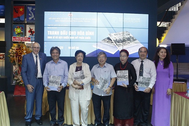 HCMC Museum Launches Vietnamese Version of “Waging Peace in Vietnam”