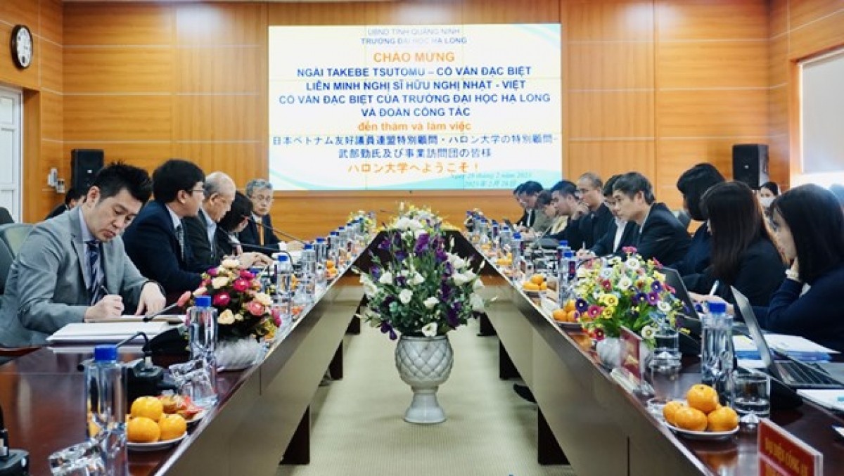 The administration of Quang Ninh province and Takebe Tsutomu, special advisor of the Japan-Vietnam Friendship Alliance hold a meeting on February 28. Photo: Daidoanket.vn