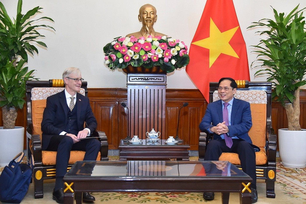 Minister of Foreign Affairs Bui Thanh Son (R) and visiting State Secretary of the Norwegian Ministry of Foreign Affairs Erling Rimestad. Photo: VNA