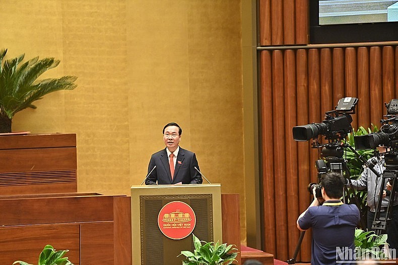 President Vo Van Thuong performs the swearing-in ceremony.