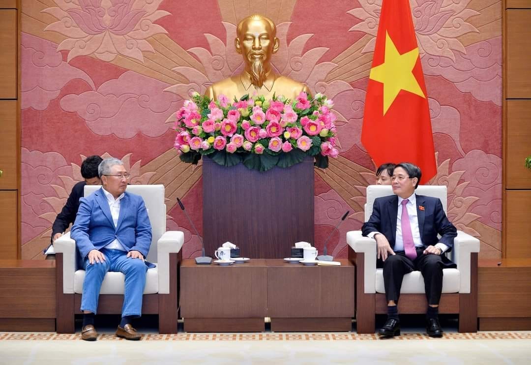 Vice Chairman of the Vietnamese National Assembly Nguyen Duc Hai (R) and Chairman of the RoK – Vietnam Friendship Association Lee Shin-jae. Photo: quochoi.vn