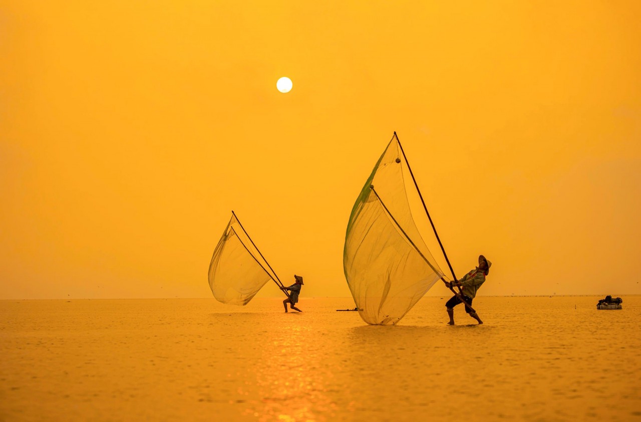 The local villagers catching fish on the sea. Photo: Vu Thanh Thuy 