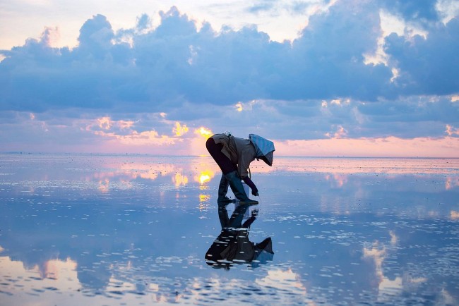 Charming Dawn On the “Infinite Sea” in Northern Vietnam