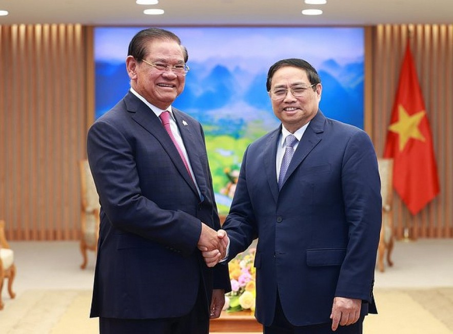 Prime Minister Pham Minh Chinh (R) welcomes Cambodian Minister of the Interior Cambodia Samdech Krolahom Sar Kheng (Photo: VGP)