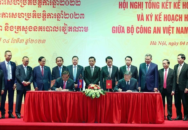 Vietnamese Minister of Public Security Gen. To Lam (R) and Cambodian Deputy PM and Minister of Interior Samdech Krolahom Sar Kheng sign the two ministries' 2023 cooperation plan on March 4. Photo: VNA