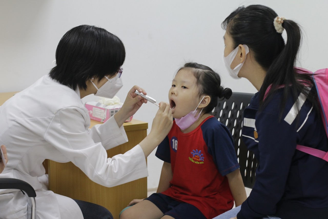 1000 disadvantaged children in hcmc receive free medical examinations and treatment