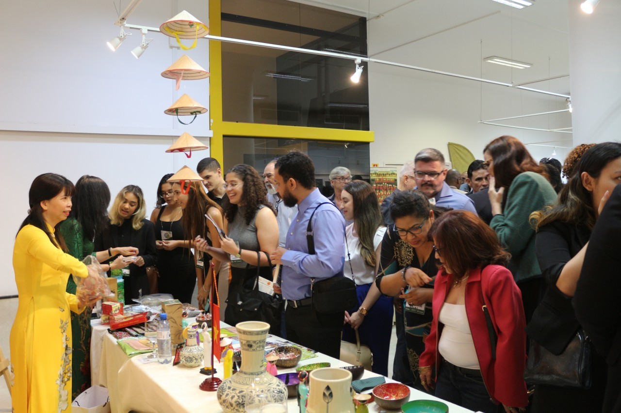 Ambassador Pham Thi Kim Hoa (yellow dress) introduces Vietnamese traditional handicraft products to Brazilian businesses.