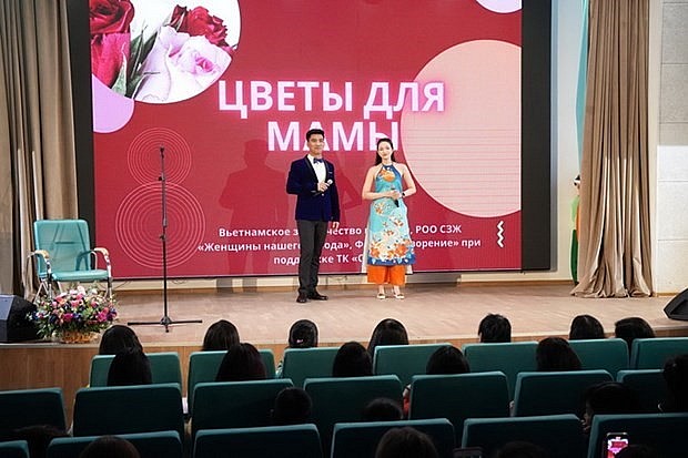 A performance in the musical show celebrating International Women's day in Moscow. (Photo: VNA)