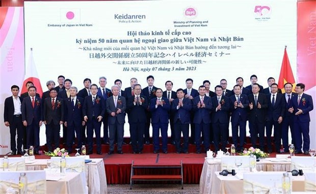 PM Pham Minh Chinh (front, ninth from right) and other participants in the high-level economic seminar in Hanoi on March 7. Photo: VNA