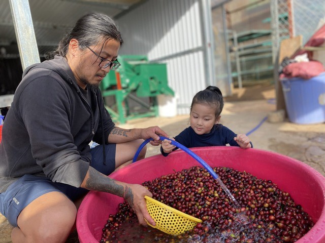 Kiyo and his daughter. Photo: Le Van 