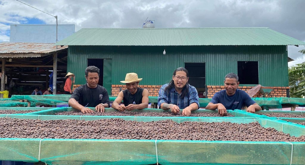 Kiyo (long hair) and farmers preliminarily processing coffee. Photo: Le Van 