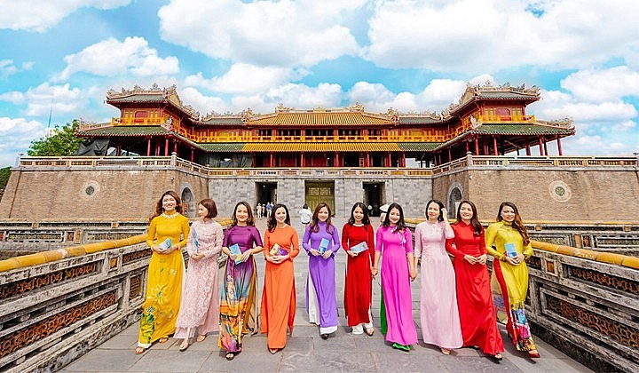 Free entrance for female visitors to Hue relics wearing Ao dai. Photo: Internet