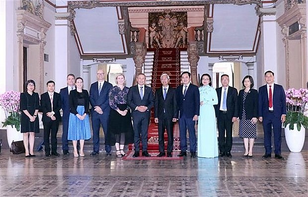 Participants take a group photo at the reception (Photo: VNA)