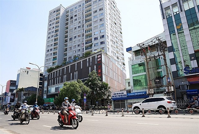 Locals driving in Phan Đăng Lưu Street, Hồ Chí Minh City on March 6 as the UV Index hit high levels. VNA/VNS Photo Hồng Đạt