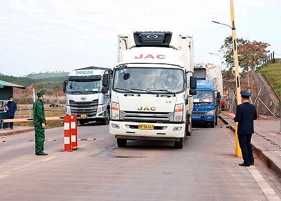 Trucks loaded with fruits and seafood moving to the borders to enter China. Vietnamese exports to China in February rose by 33% month-on-month (Photo: VNA) 