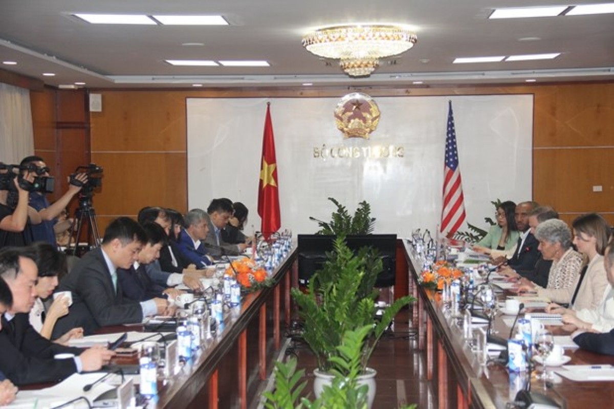 Vietnamese Deputy Minister of Industry and Trade Do Thang Hai received US Under Secretary of Commerce for International Trade Marisa Lago in Hanoi on March 10. Photo: VNA