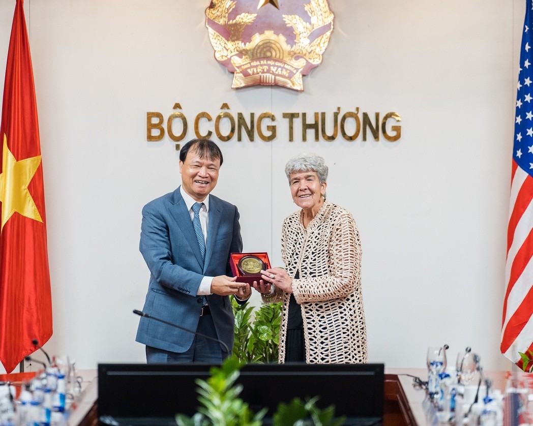 Vietnamese Deputy Minister of Industry and Trade Do Thang Hai received US Under Secretary of Commerce for International Trade Marisa Lago in Hanoi on March 10. Source: US's embassy in Hanoi