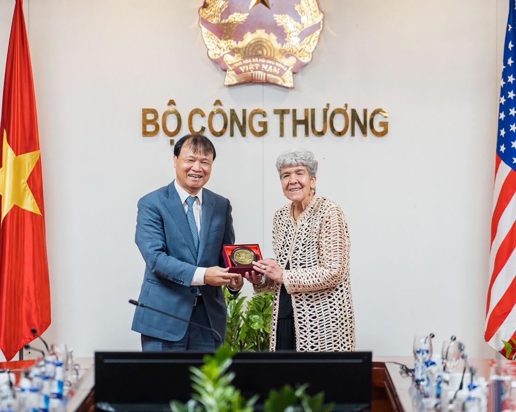 vietnam us officials discuss opportunities to deepen trade