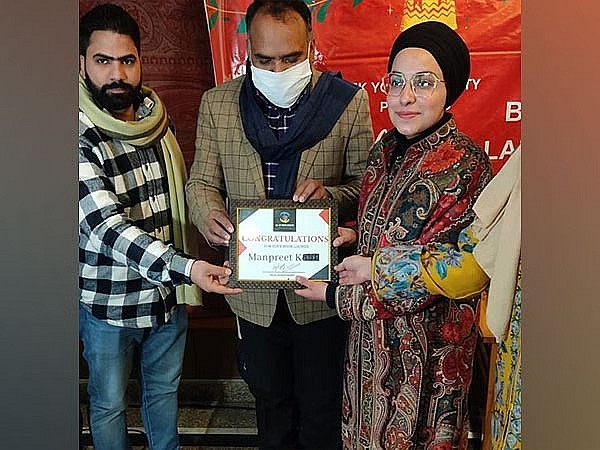 Manpreet Kaur, author from Srinagar being facilitated for her work (Photo/ANI)