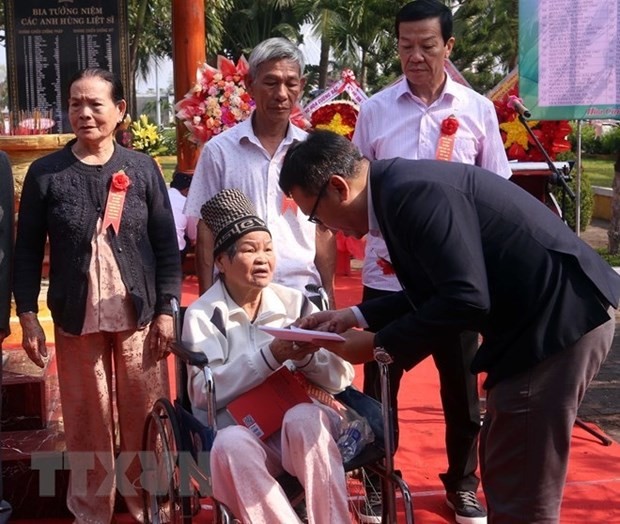 A leader of Dong A University presents gift packages to the families of the fallen soldiers in Quang Nam and Da Nang. Photo: VNA