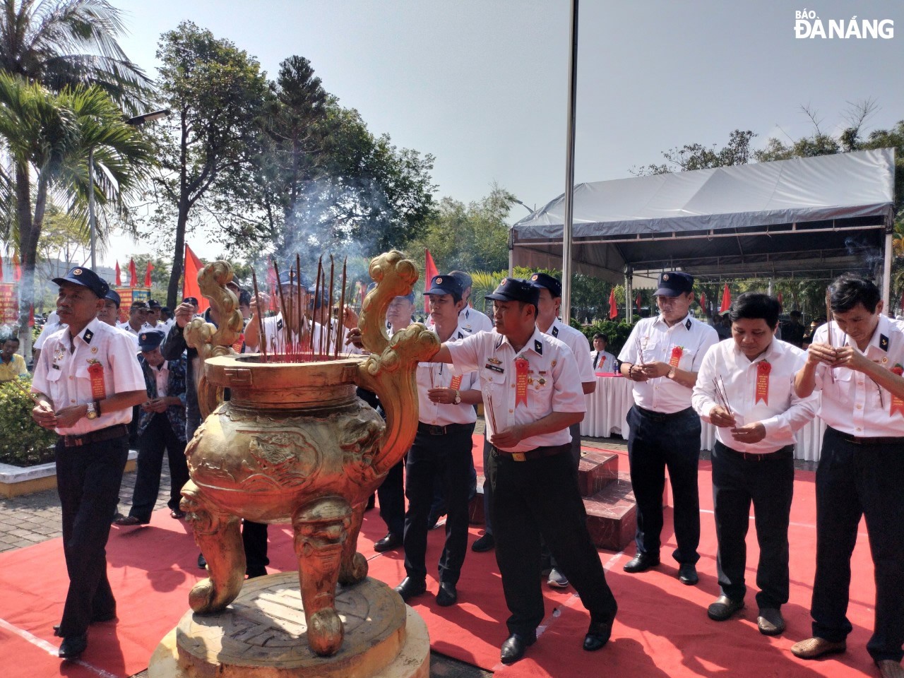 War veterans pay tribute to the 64 Gac Ma soldiers. Photo: Da Nang newspaper