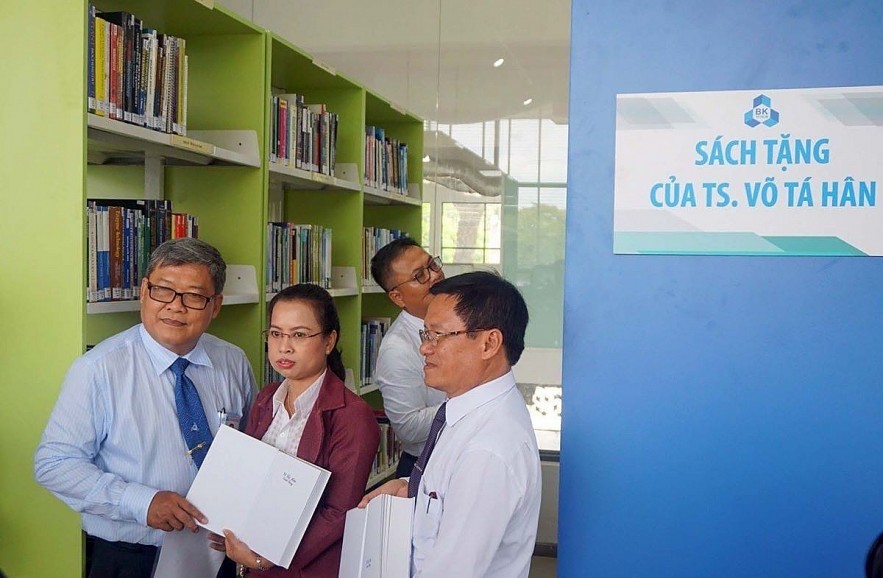 Vo Ta Han - Overseas Vietnamese Donates Precious Books to Homeland