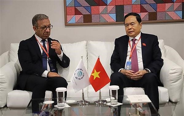 NA Permanent Vice Chairman Tran Thanh Man (R) meets with IPU President Duarte Pacheco on the sidelines of the 146th IPU Assembly in Bahrain. (Photo: VNA)