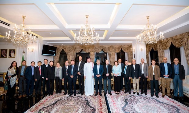 Ambassadors of Arab countries to Vietnam and former Vietnamese ambassadors to Arab countries (Photo courtesy of Saudi Arabian Embassy in Vietnam