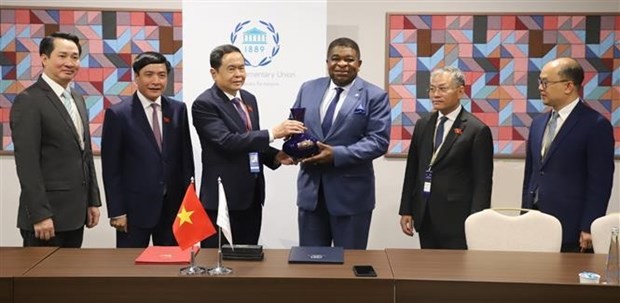 Permanent Vice Chairman of the National Assembly Tran Thanh Man (3rd from L) and Secretary General of the Inter-Parliamentary Union Martin Chungong (3rd from R). Photo: VNA