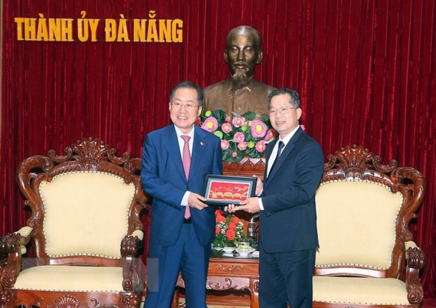 Secretary of the Da Nang City Party Committee Nguyen Van Quang (R) presents a souvenir to  Mayor of Daegu  City  Hong Joon Pyo (Photo: VNA)