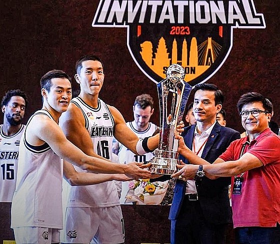 The team from Hong Kong-China received the ABL 2023 championship trophy at Nguyen Du Gymnasium (HCMC). Photo: BR.TV
