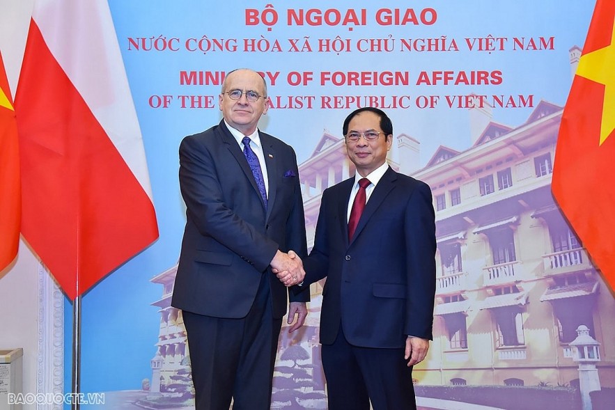 Minister of Foreign Affairs of Vietnam Bui Thanh Son (R) welcomes his Polish counterpart Zbigniew Rau ons his first visit to Vietnam on March 16. (Photo: baoquocte.vn)