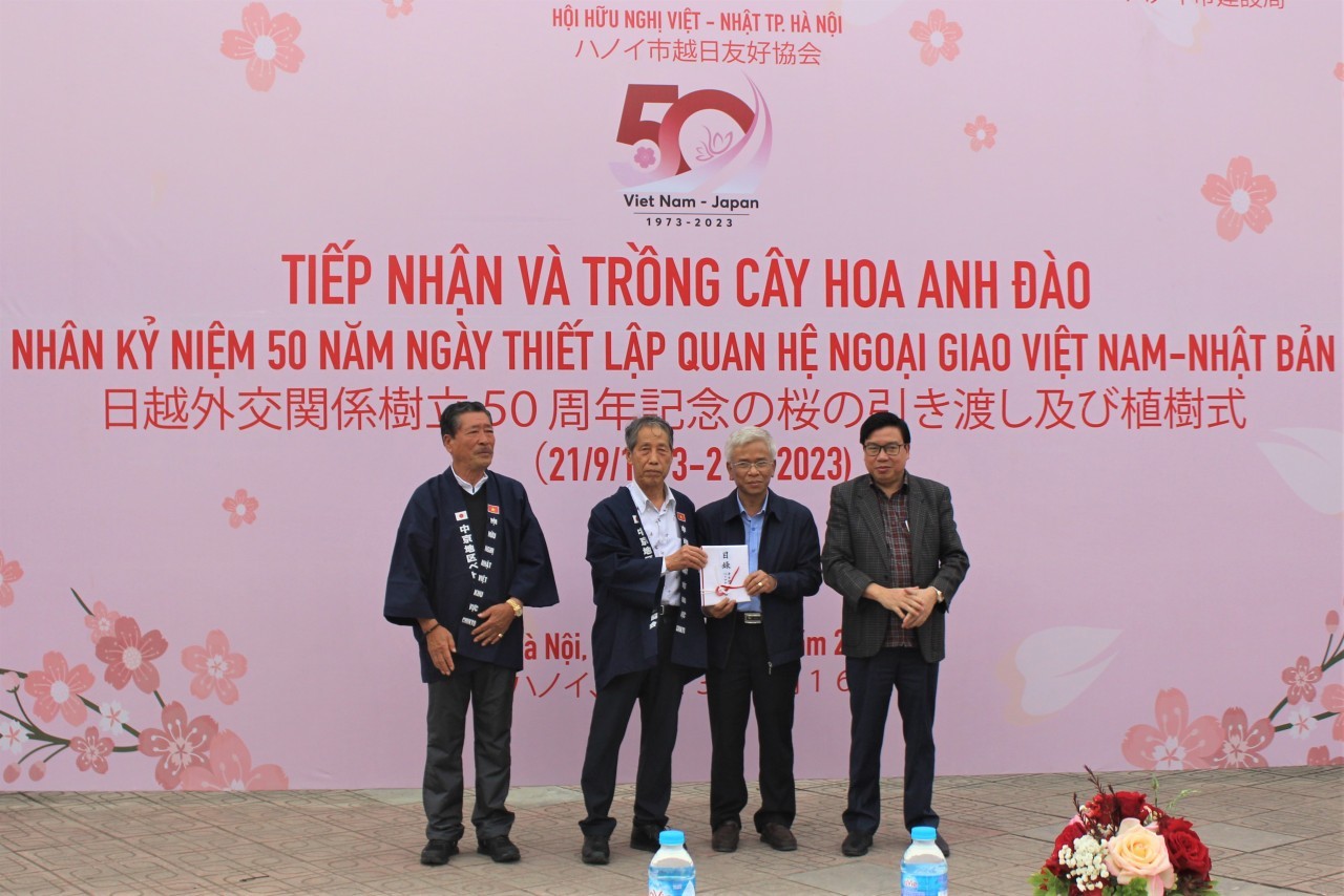 At the reception of 110 cherry blossom trees from the Chukyo Japan – Vietnam Friendship association. Photo: VNT