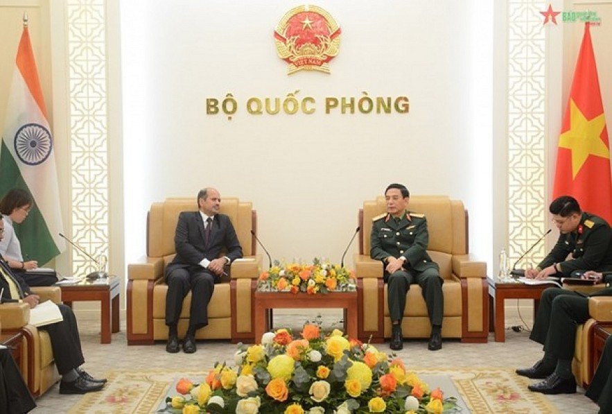 Minister of National Defence Gen. Phan Van Giang (R) receives Indian Ambassador to Vietnam Sandeep Arya. (Photo: VNA)