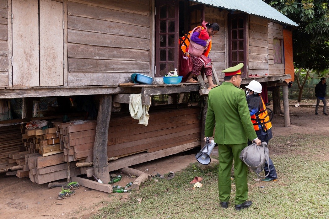 A drill to respond to an upcoming strong storm in Thuan commune, Huong Hoa district, Quang Tri province. Photo: CARE International in Vietnam 